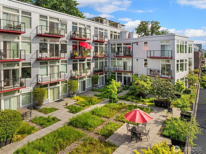 Property Photo:  2960  Eastlake Avenue E 213  WA 98102 