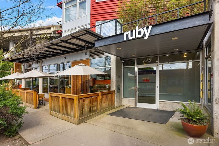 Property Photo: 2960 Eastlake Avenue E 213 WA 98102