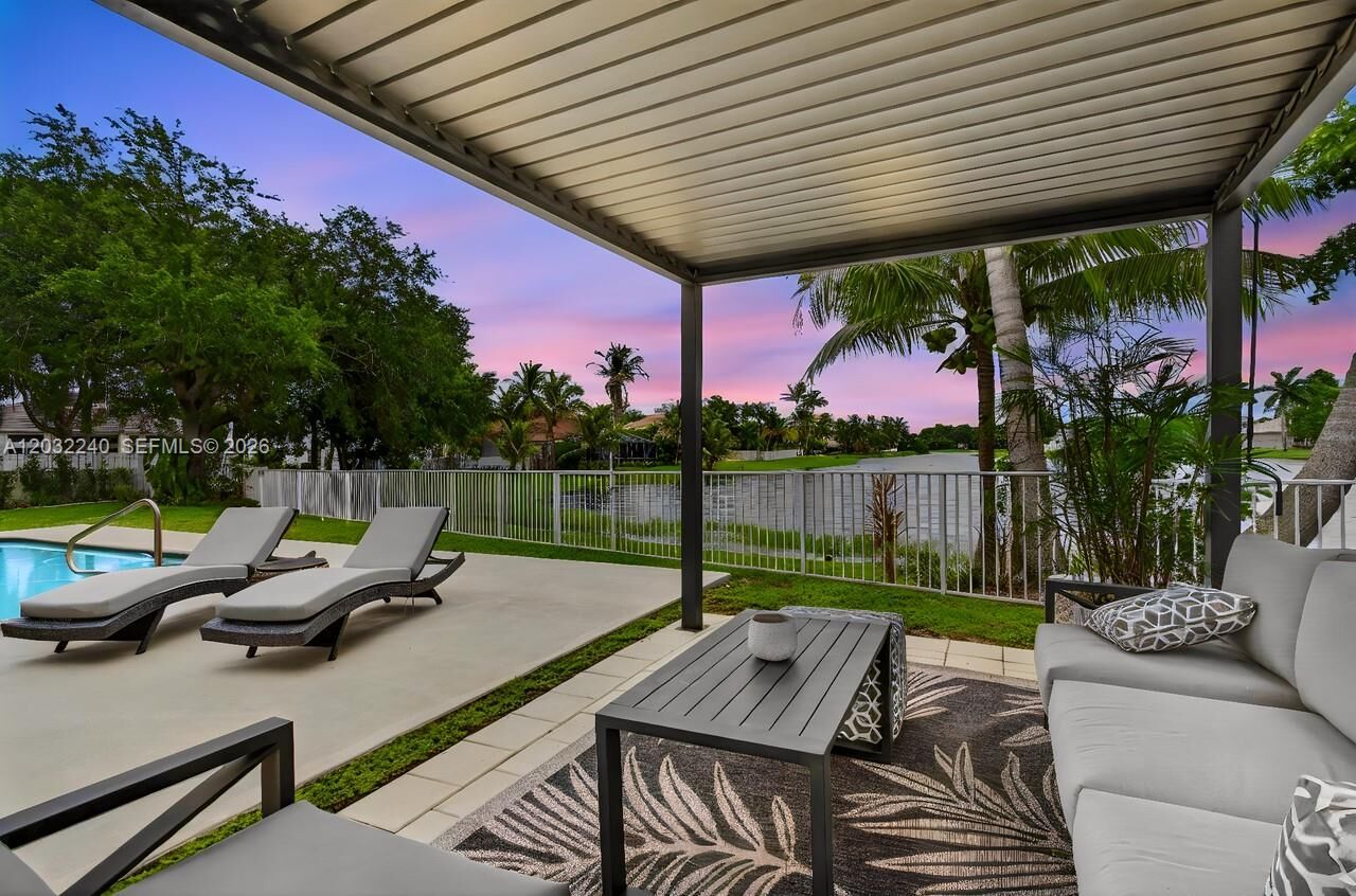 Property Photo: 480 Cambridge Dr FL 33326