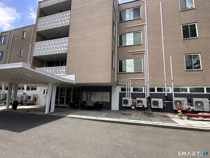 Property Photo:  5 Bishop Road 101  CT 06119 