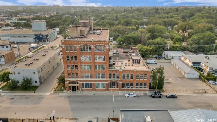 Property Photo:  211 D Avenue N 105  SK S7L 1M7 