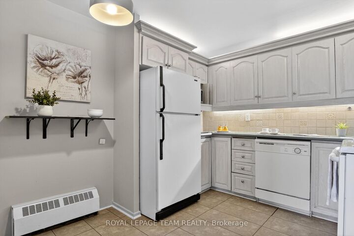 Property Photo: 373 Laurier Avenue E 505 ON K1N 8X6