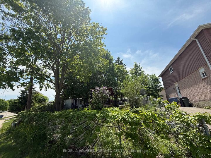 Property Photo:  689 College Avenue W  ON N1G 2Y2 