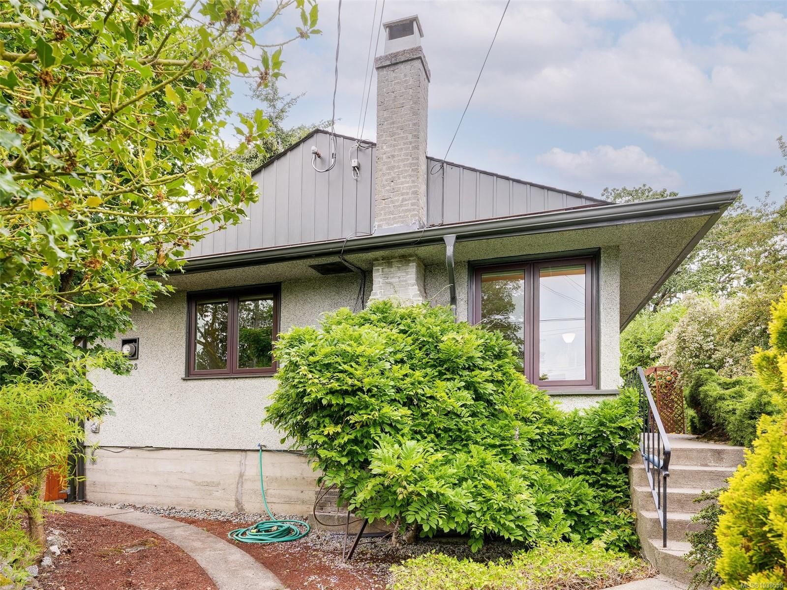 Property Photo:  