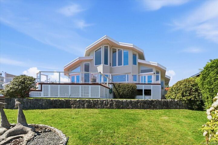 Property Photo: 506 Panorama Pl BC V9P 1A4