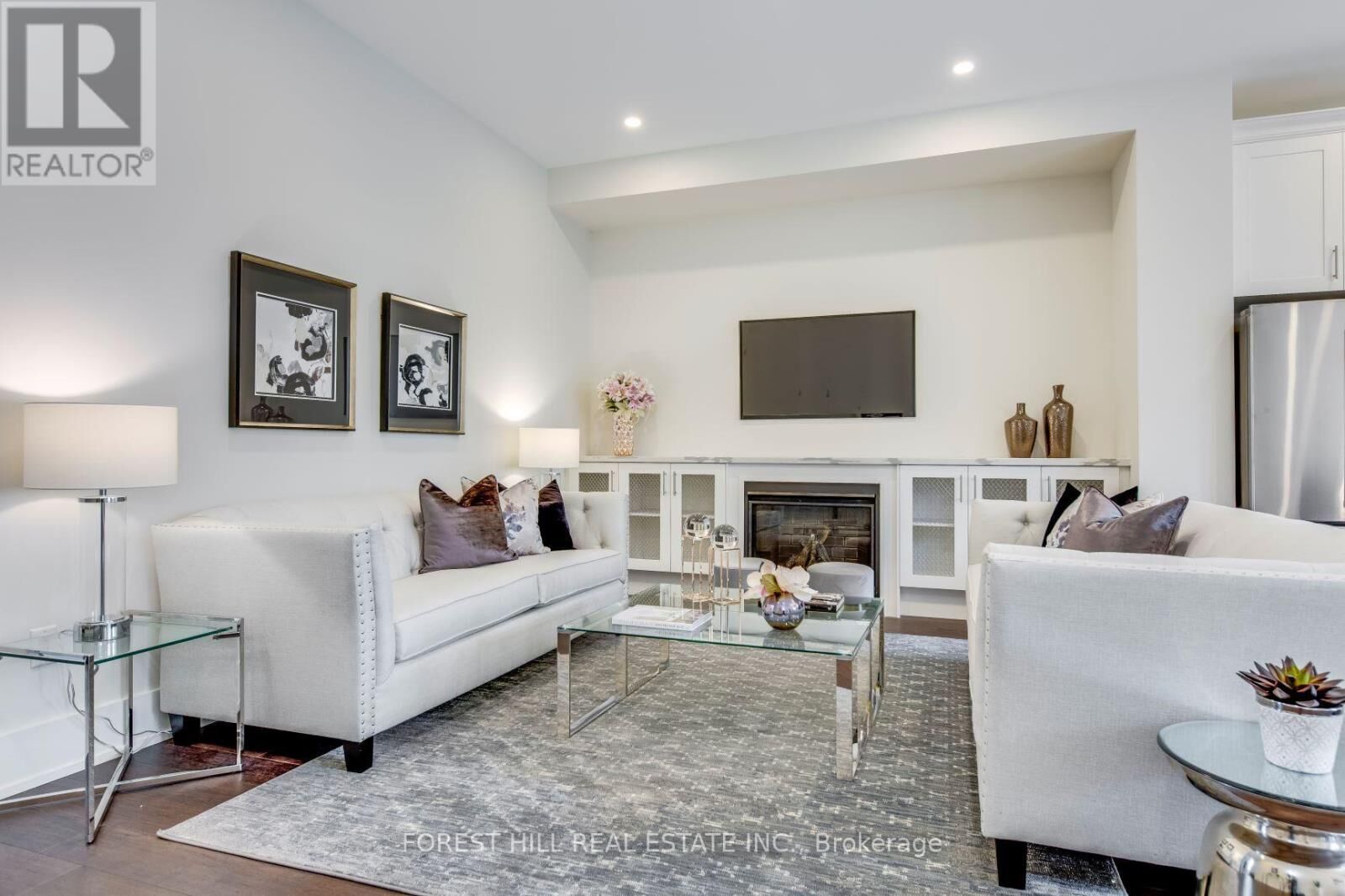 Property Photo: 727 Ebony Avenue ON L5E 1A1