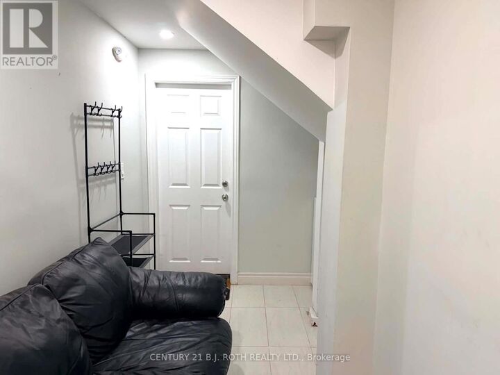 Property Photo:  10 Sanford Street Lower  ON L6S 2C3 