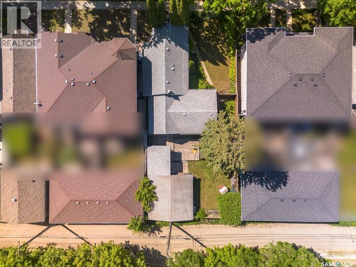 Property Photo:  712 31st Street W  SK S7L 0R6 