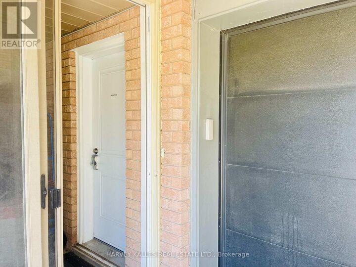 Property Photo:  16 Rustic Road Lower  ON M6L 3C7 