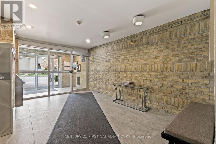 Property Photo: 729 Deveron Crescent 109 ON N5Z 4X5
