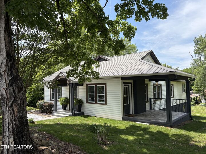 Property Photo: 917 Centeroak Drive TN 37920