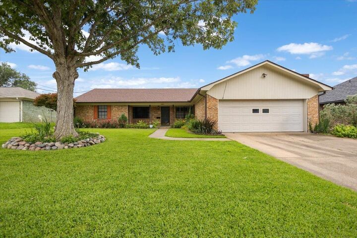 Property Photo: 1915 Castlegate TX 75654