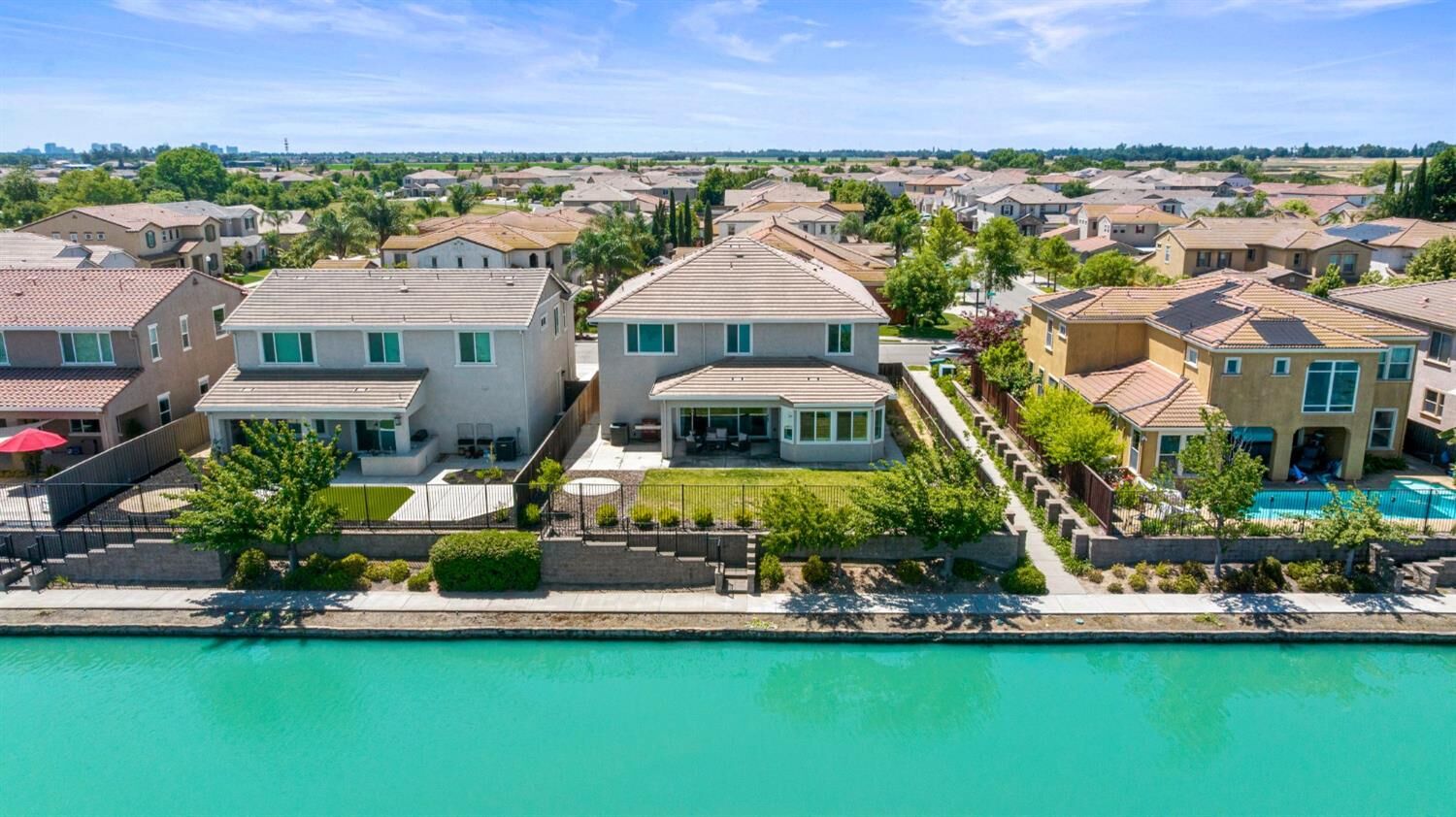Property Photo: 526 Lentini Way CA 95834