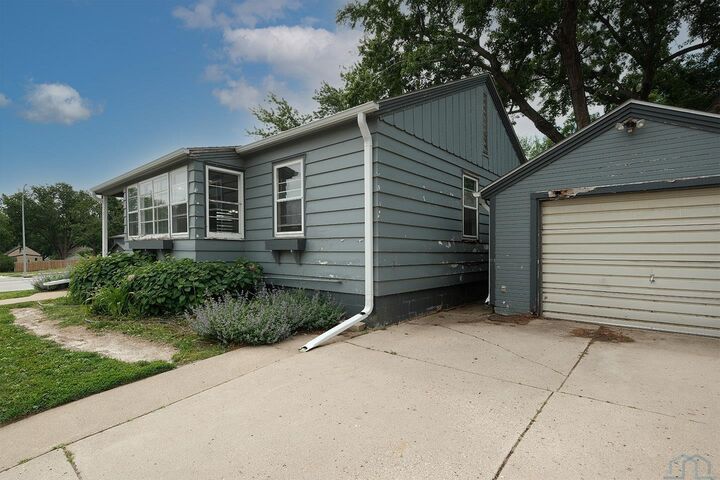 Property Photo:  23 8th Street SW  IA 51250 