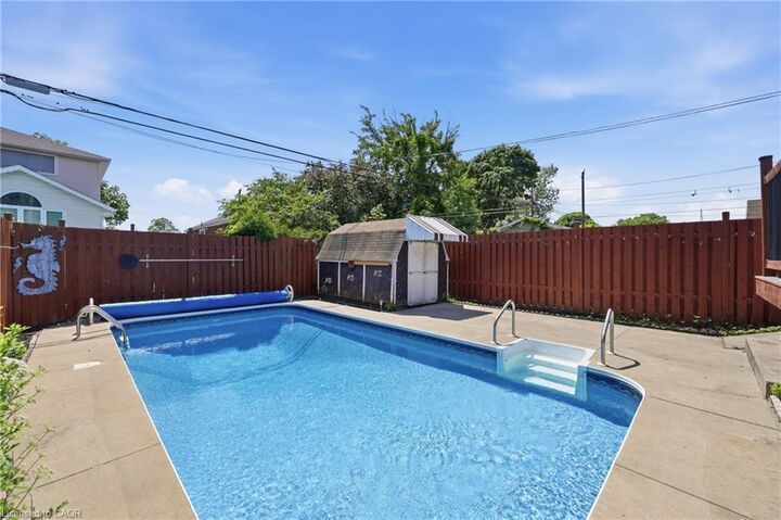 Photo de la propriété: 97 Tragina Avenue S ON L8K 2Z4
