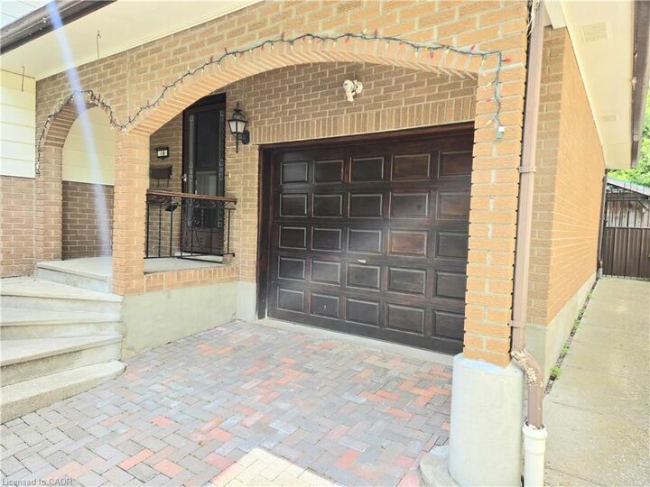 Property Photo: 16 Stephens Court ON N3Y 4P3