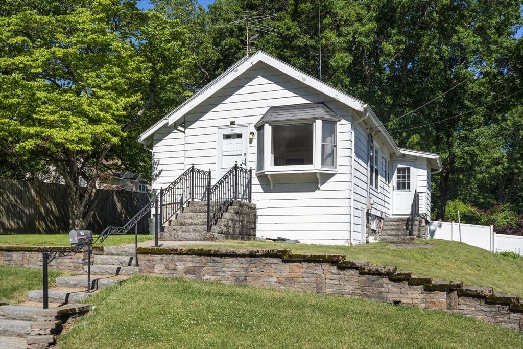 Property Photo: 14 Saybrook Rd MA 01604