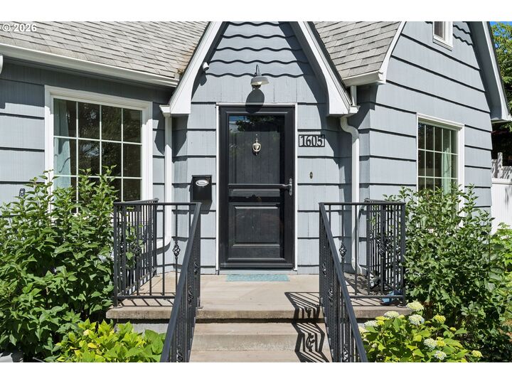 Property Photo:  1605 Summer St  OR 97302 
