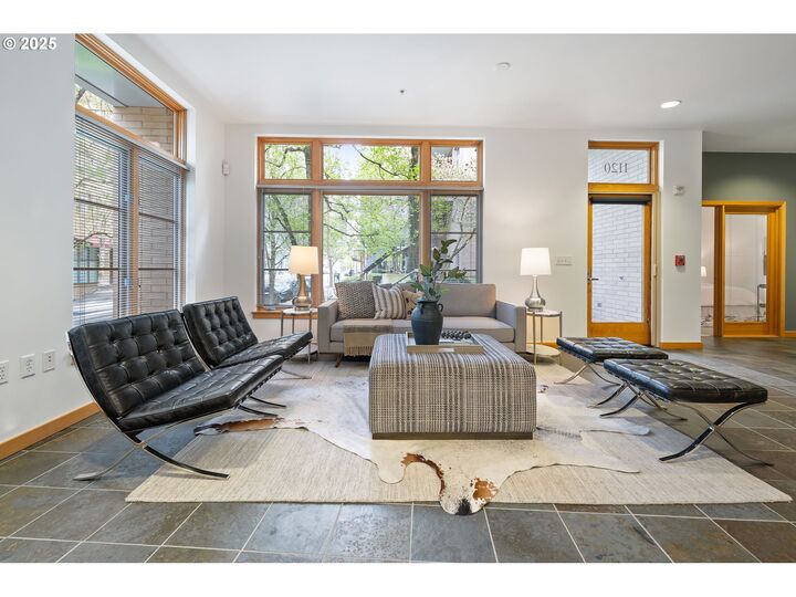 Property Photo:  1120 NW Northrup St 102  OR 97209 