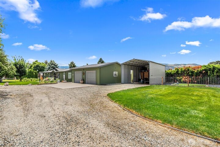 Property Photo: 136 29th Street NW WA 98802