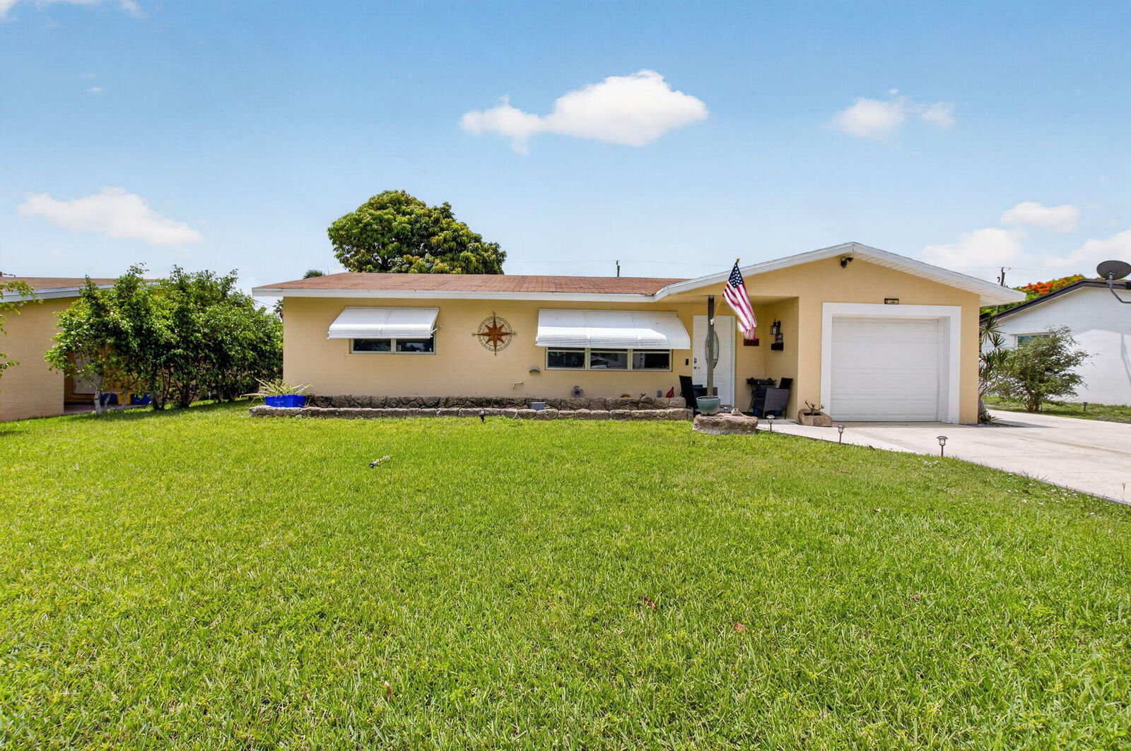 Property Photo: 220 SW 10th Avenue FL 33435