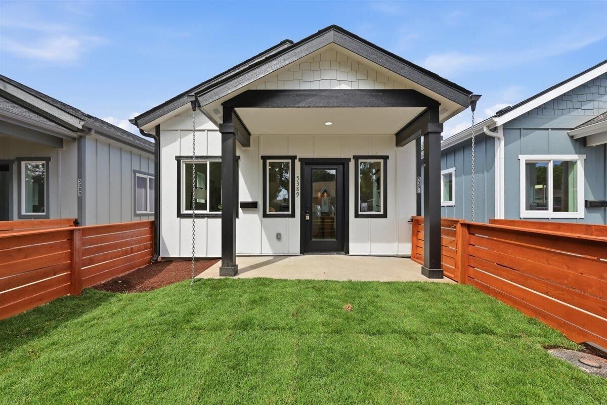 Property Photo: 5389 N Lincoln St 5391 N Lincoln St WA 99205