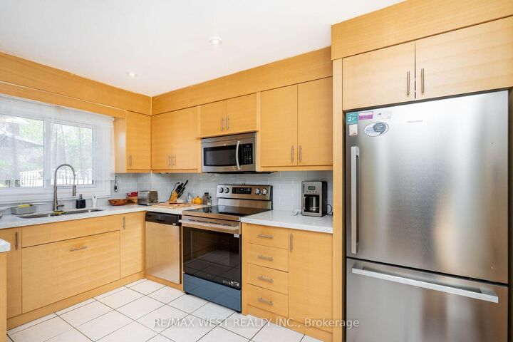 Property Photo: 1216 Leewood Drive ON L6M 3B3