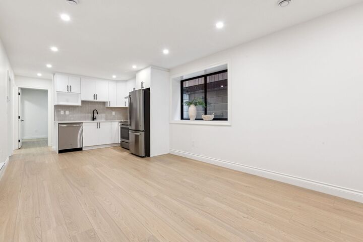 Property Photo:  811 Madison Avenue  BC V5C 0P6 