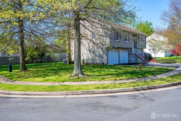 Property Photo:  6 Sussex Court  NJ 08820 