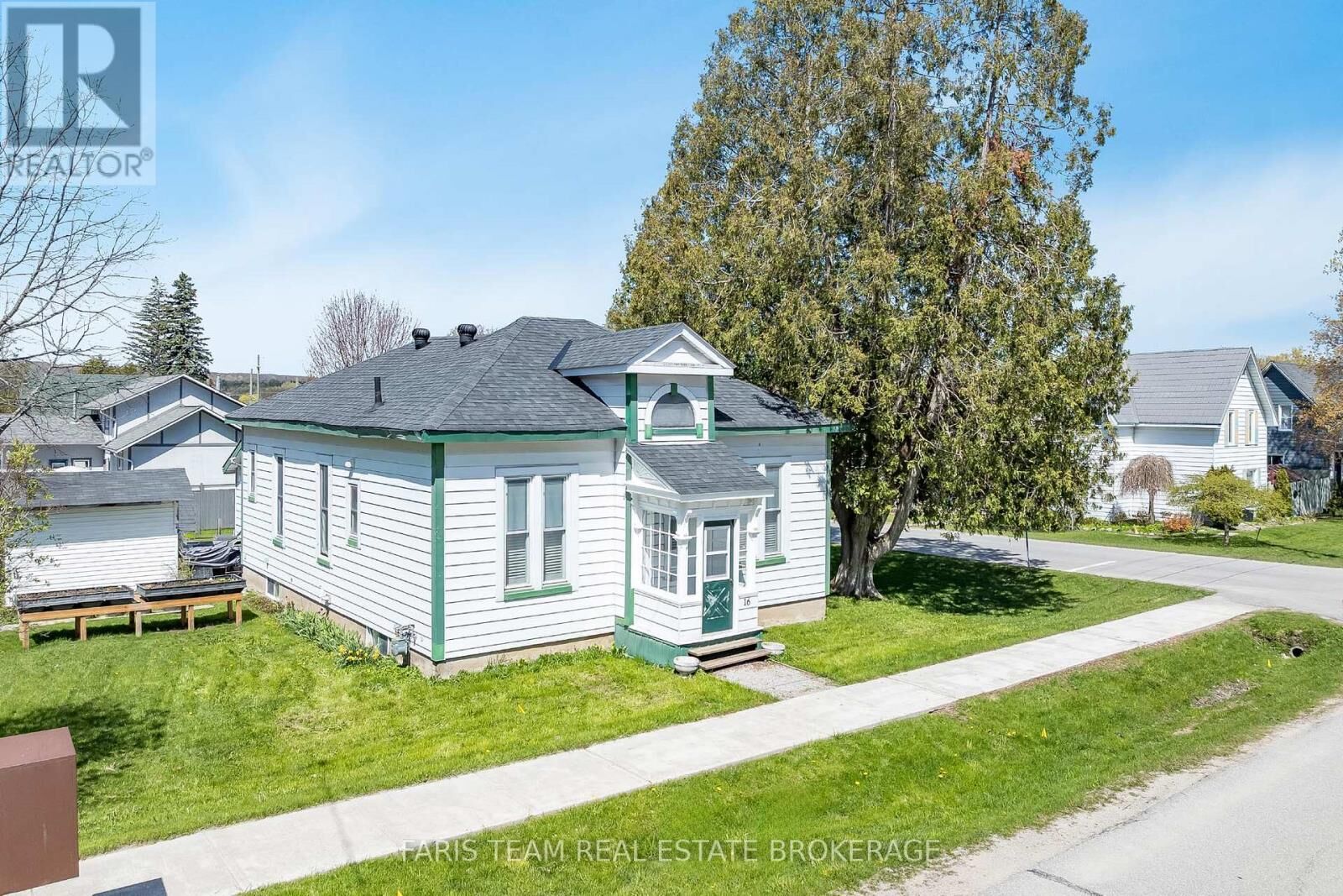 Property Photo:  16 Peel Street  ON L9M 1A6 