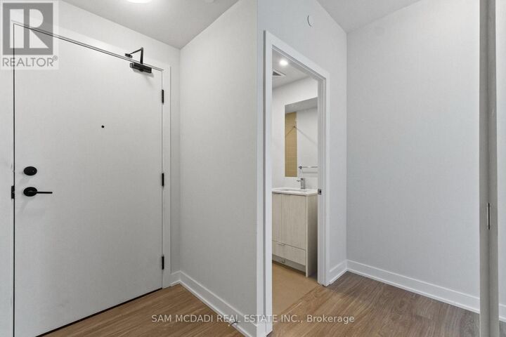 Property Photo:  430 Square One Drive 4208  ON L5B 0R7 