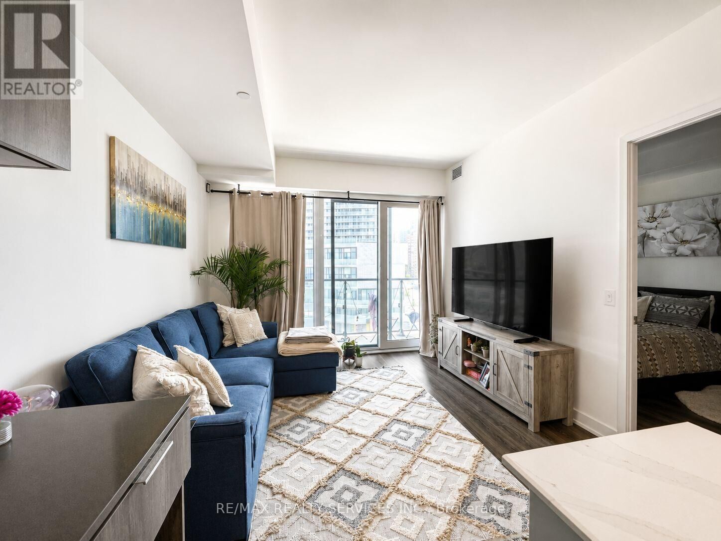 Property Photo: 448 Burnhamthorpe Road West 512 ON L5B 0R4