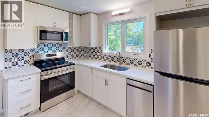 Property Photo:  909 Arthur Street  SK S4T 4V6 