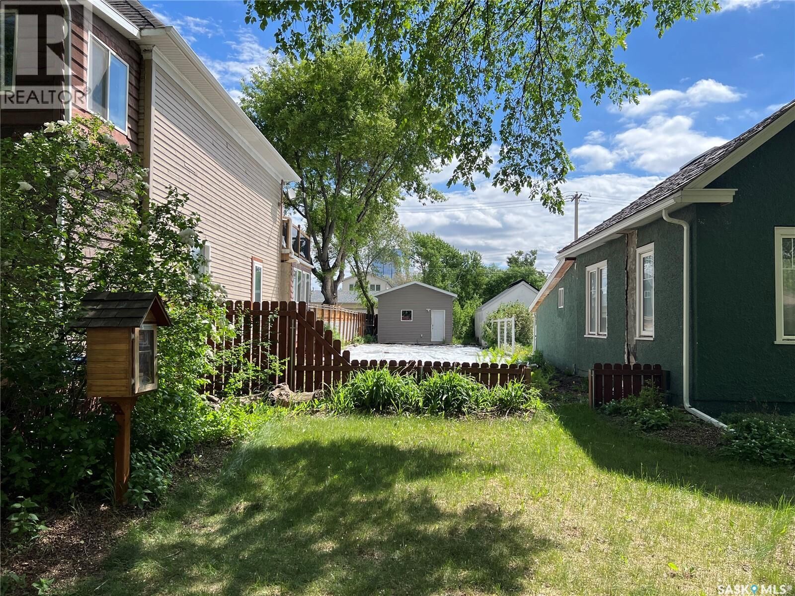 Property Photo:  432 D Avenue S  SK S7M 1R4 