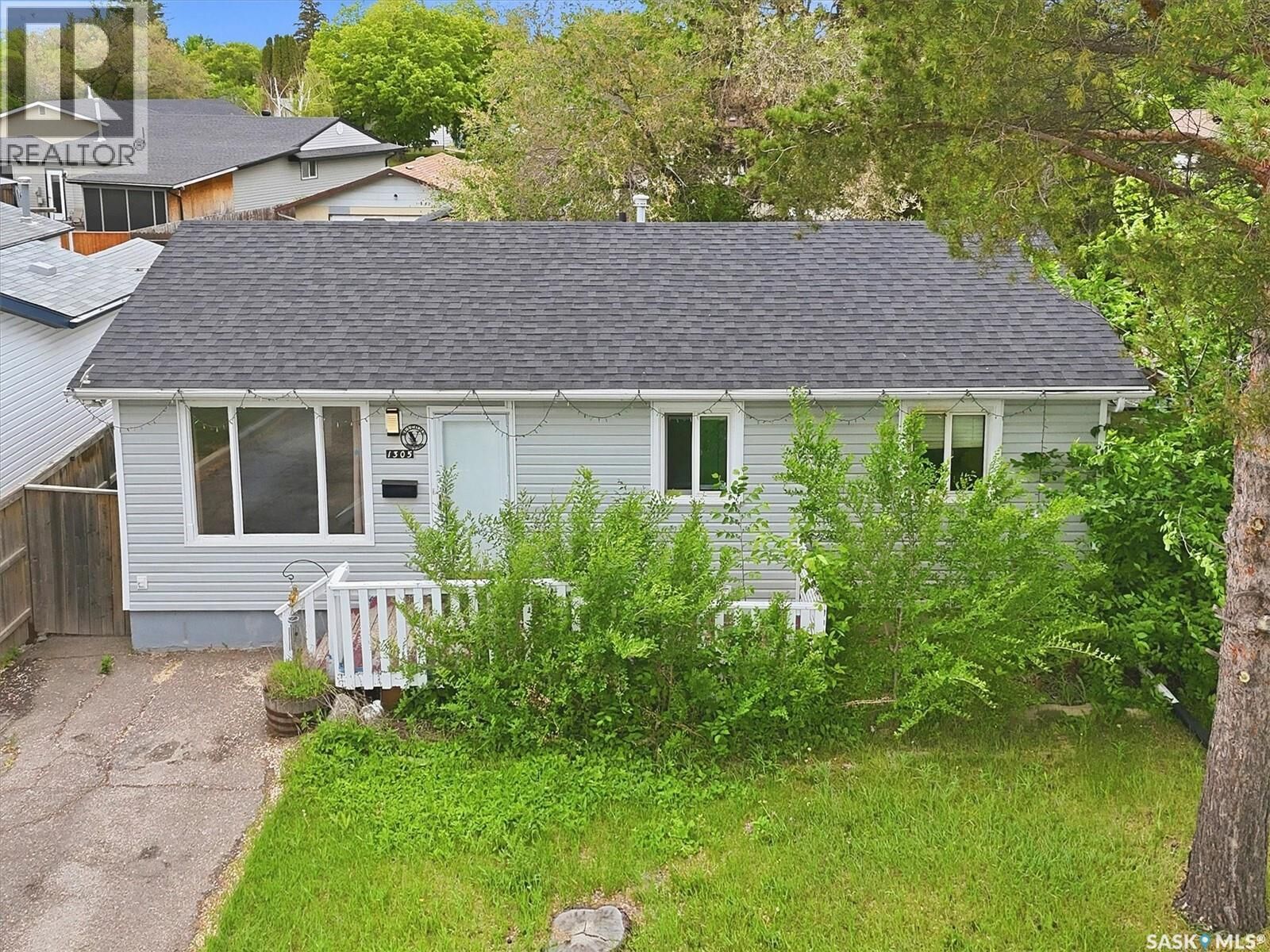 Property Photo:  1305 W Avenue N  SK S7L 3J2 