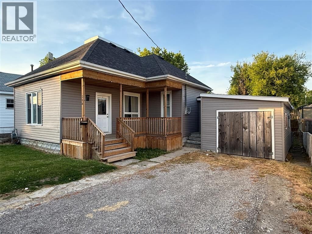 Property Photo:  318 Lafontaine Street  ON N8A 4H9 