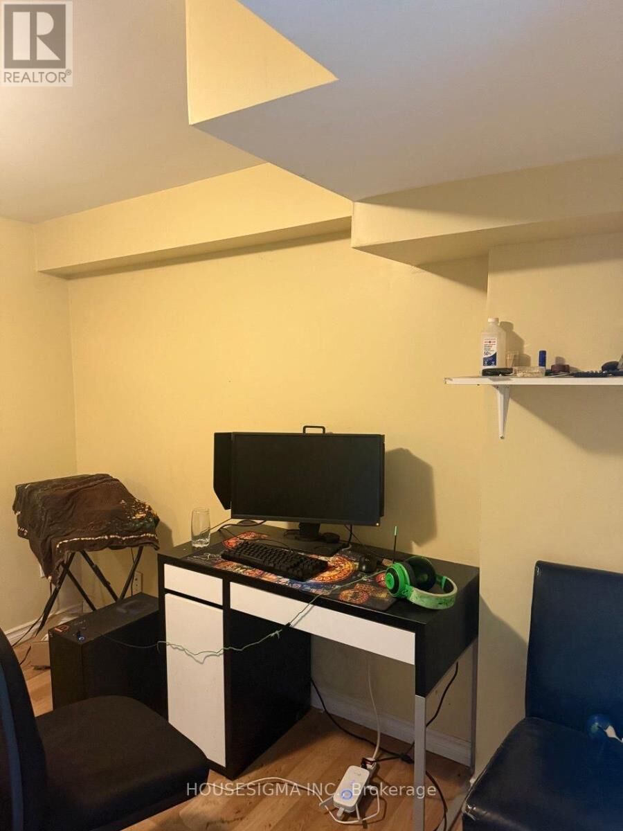 Photo de la propriété: 19 Granard Boulevard Basement ON M1M 2E2