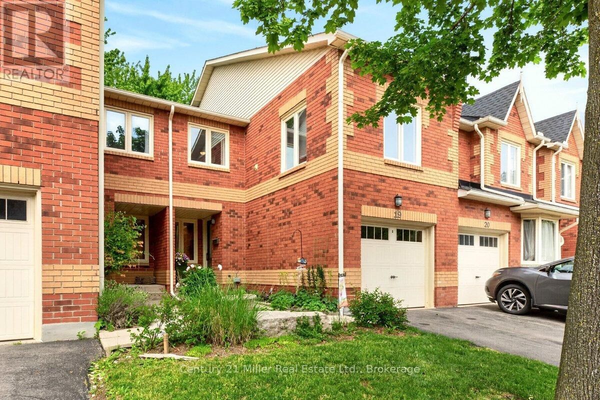 Property Photo: 2006 Glenada Crescent 19 ON L6H 5R9