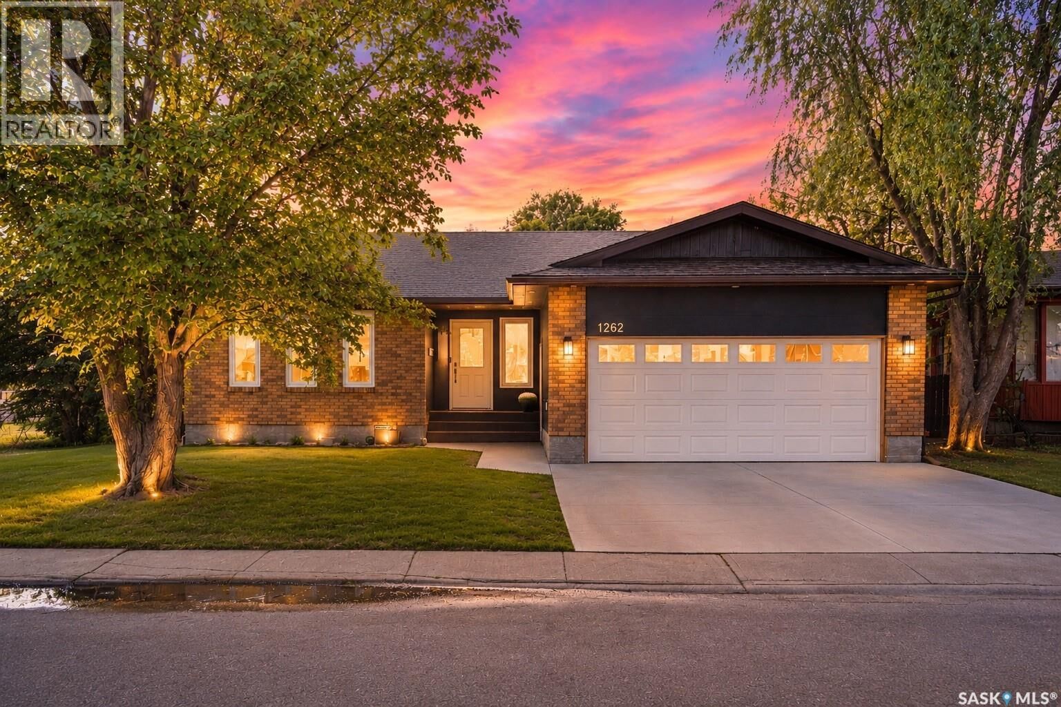 Property Photo: 1262 James Crescent SK S4M 6A5