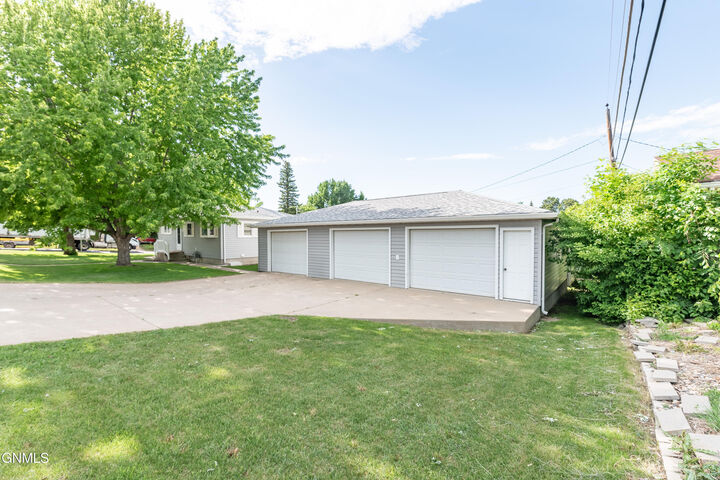 Property Photo: 1400 6th Avenue NW ND 58554