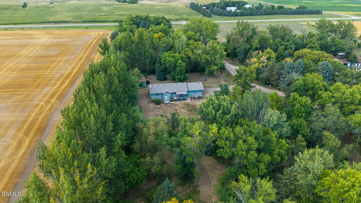 Property Photo: 3825 86 1/2 Avenue SE ND 58401
