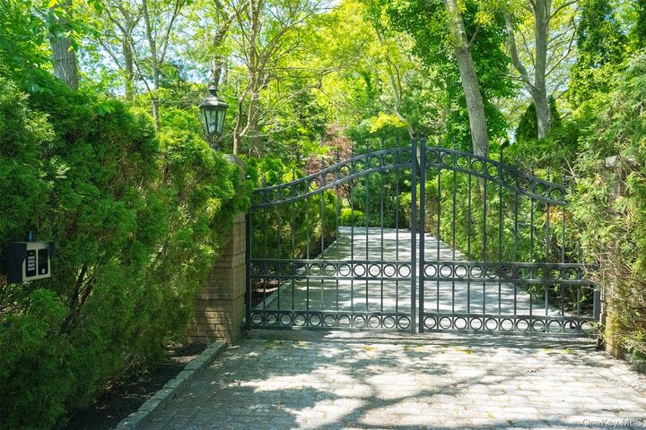 Property Photo:  10 Emerson Court  NY 11946 