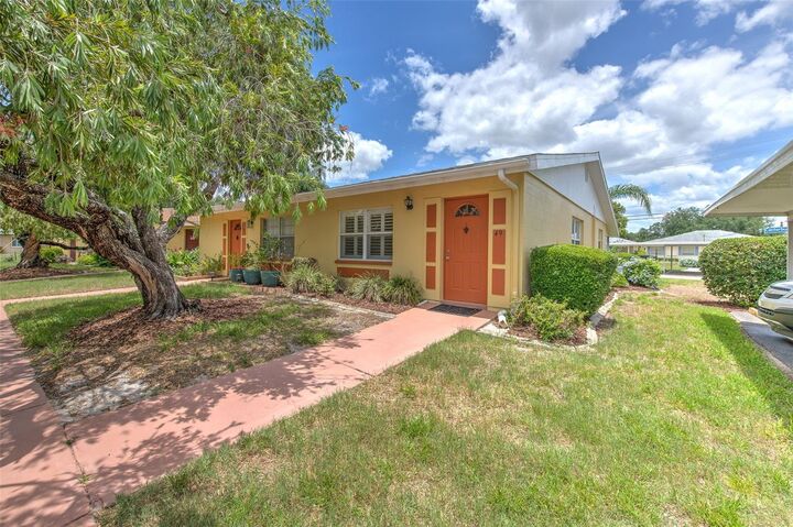 Property Photo:  401 Dorchester Place 49  FL 33573 