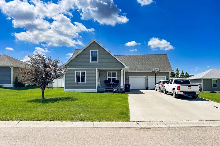 Property Photo: 402 9th Ave SE ND 58784