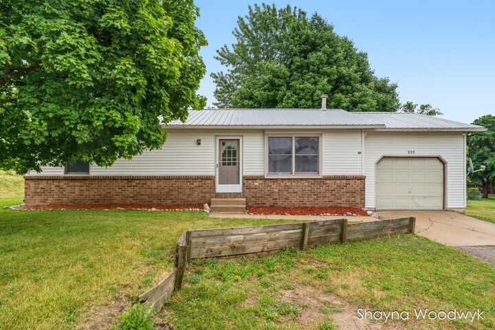 Property Photo:  925 N Wilson Street  MI 49058 