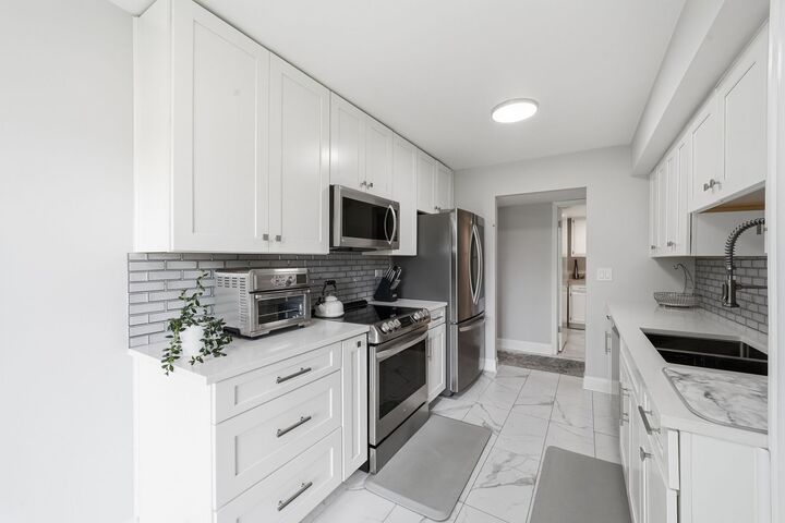 Property Photo: 1400 N Yarmouth Place 303 IL 60056