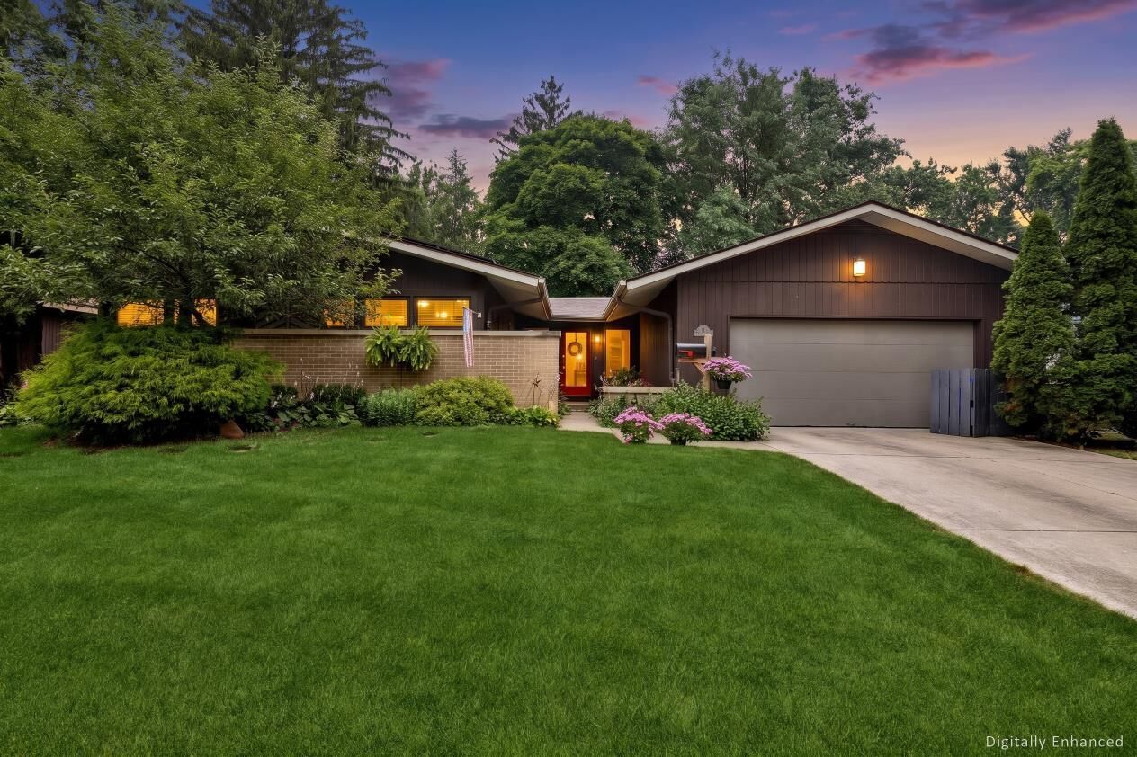 Property Photo:  125 N Park Boulevard  IL 60137 
