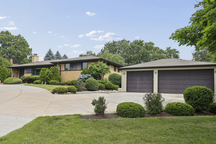 Property Photo: 20W276 Belmont Place IL 60101