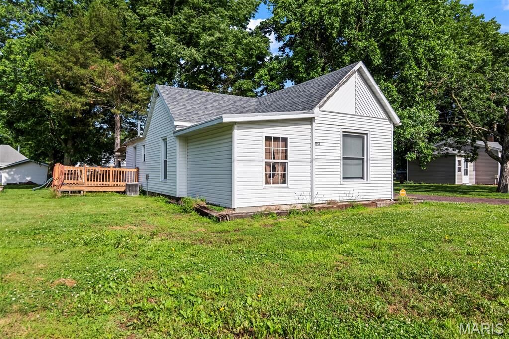 Property Photo:  1013 N Van Buren Street  IL 62056 