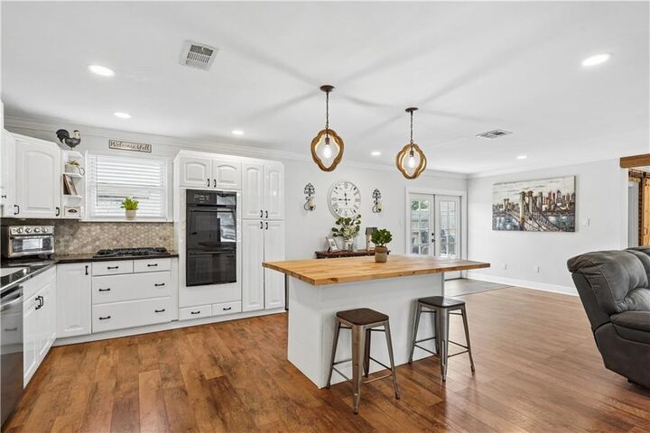 Property Photo: 801 Cameron Court LA 70065